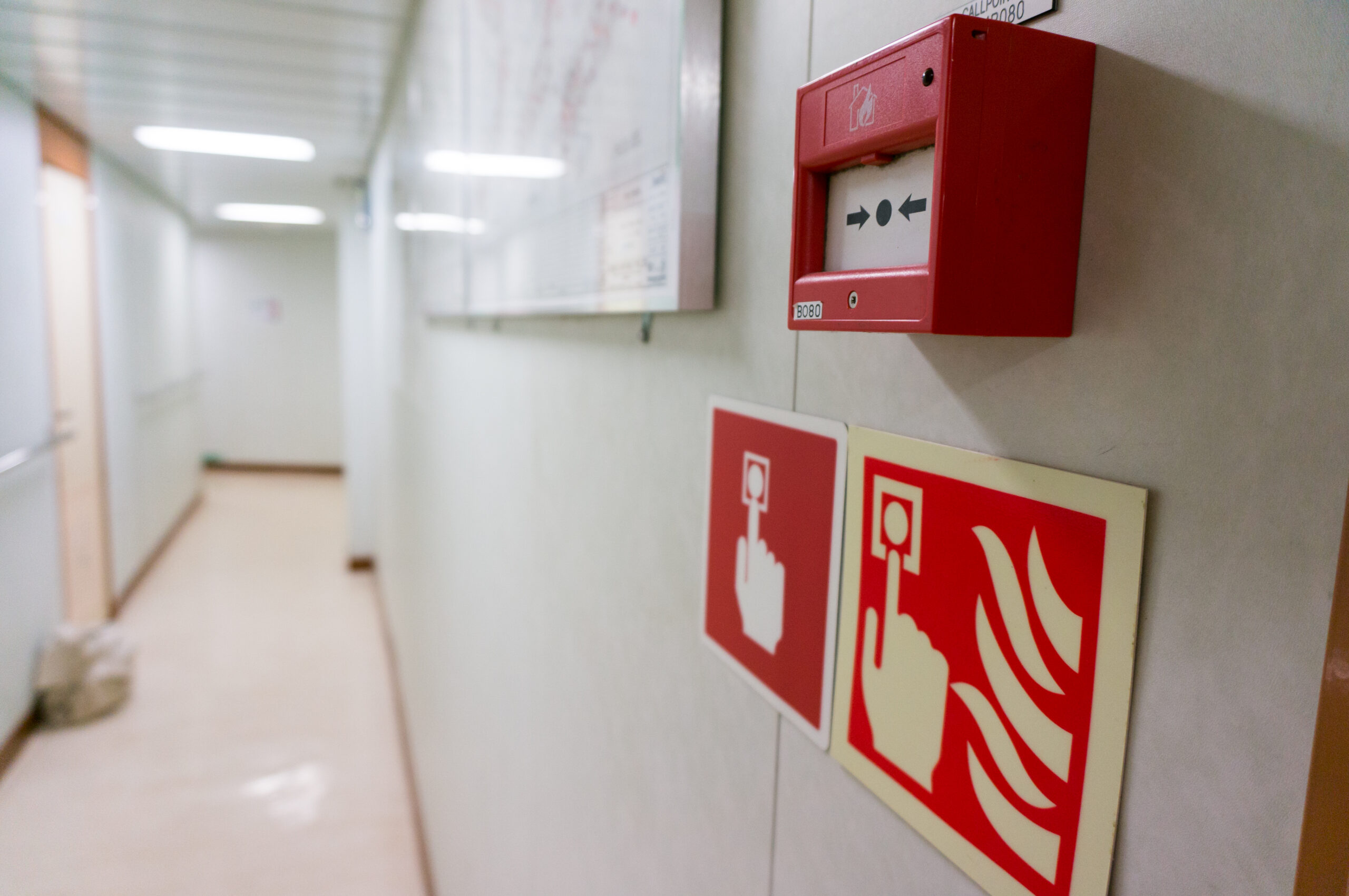 Oznakowanie i wyposażenie budynków w sprzęt przeciwpożarowy – dlaczego to takie ważne?